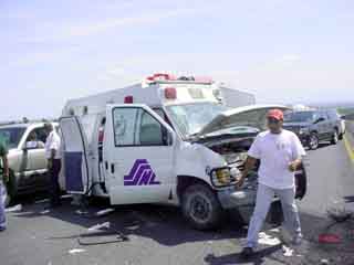 Vuelca ambulancia que trasladaba a niño baleado